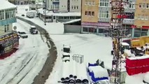Kara kış bir geldi, pir geldi! Çok sayıda yerleşim yeriyle bağlantı kesildi