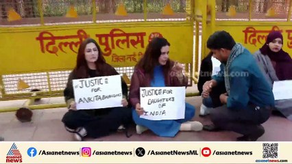 'ഇന്ത്യയുടെ മകള്‍ക്ക് നീതി വേണം' ഉന്നാവ് പീഡനകേസ് പ്രതിയെ വെറുതെ വിട്ടതില്‍ ദില്ലിയില്‍ പ്രതിഷേധം