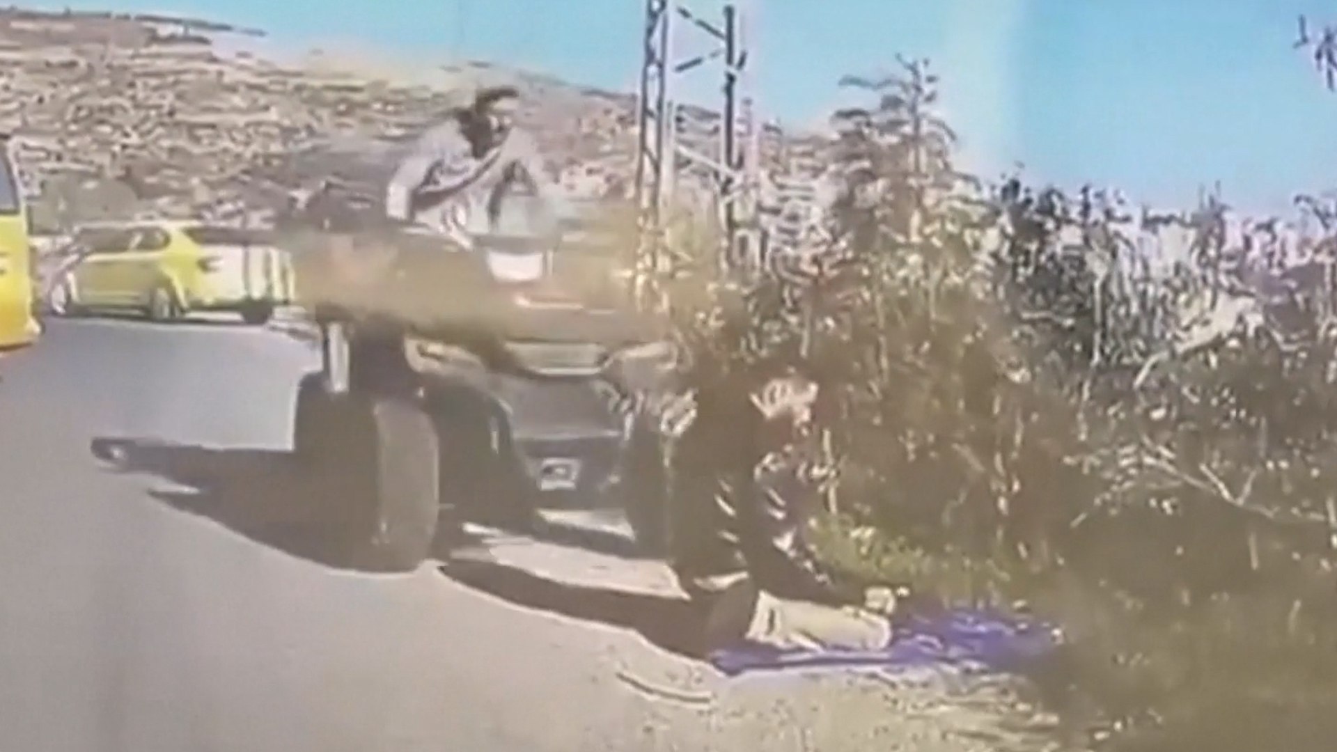 Un colono israel� atropell� con un veh�culo tipo quad a un palestino que se encontraba rezando junto a una carretera en Cisjordania, en un incidente que ha generado indignaci�n y atenci�n internacional. El suceso, que fue grabado en v�deo y difundido en redes sociales, muestra el momento exacto en el que el quad embiste al hombre palestino mientras oraba en el arc�n de la v�a.

Tras el atropello, las im�genes reflejan c�mo la v�ctima logra levantarse por su propio pie, sin mostrar signos evidentes de dolor, y se marcha del lugar sin recibir asistencia m�dica inmediata. A pesar de la aparente calma posterior, el hecho ha sido calificado por organizaciones de derechos humanos como un acto grave de violencia contra civiles palestinos en territorio ocupado.

Seg�n fuentes oficiales, el autor del atropello es un reservista del Ej�rcito israel�, lo que ha a�adido presi�n sobre las autoridades para esclarecer los hechos. Como medida cautelar, el colono ha sido puesto bajo arresto domiciliario mientras avanza la investigaci�n judicial.

Este incidente se produce en un contexto de creciente tensi�n en Cisjordania, donde se han registrado numerosos enfrentamientos entre colonos israel�es y poblaci�n palestina. Organismos internacionales y ONG han reiterado la necesidad de garantizar la protecci�n de los civiles, respetar el derecho internacional y exigir responsabilidades en casos de violencia en la regi�n.