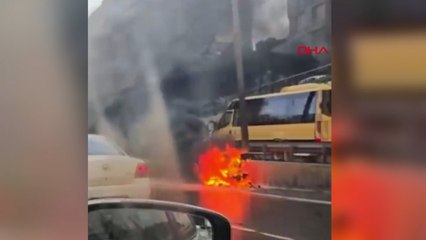 Beylikdüzü D-100 Otoyolu'nda motosiklet alev alev yandı