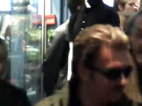 2006 – Johnny Hallyday : le 14 décembre, inauguration de la boutique SMET