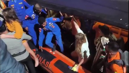 Equipos de rescate de Indonesia buscan este sábado a cuatro españoles en el agua