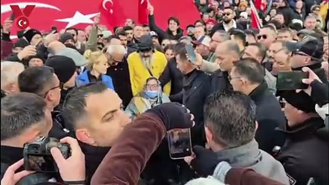 Pakize Akbaba, Anıtkabir'de Vatan elden gidiyor, başka vatanımız yok. Ben oğlumun başında yemin ettim. 'Oğlum git vatana helallik yap, şehit ol' dedim. Ona verdiğim sözü yerine getireceğim. Beni kimse durduramaz diye konuştu.