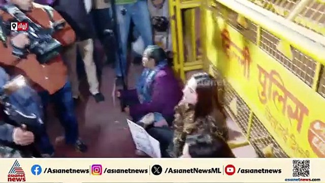 ദില്ലിയിൽ പാർലമെൻ്റിന് മുൻപിൽ പ്രതിഷേധം; ഉന്നാവ് പീഡനക്കേസ് പ്രതിയെ വെറുതെ വിട്ടതിലാണ് പ്രതിഷേധം