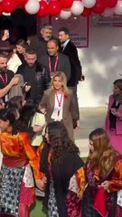 Gülben Ergen'den Adıyaman'da tepki çeken hareket! Halay sırasında yanındaki kadını görünce elini aniden bıraktı