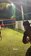 Rodrygo se pasa al vóleibol durante sus vacaciones de Navidad en Brasil