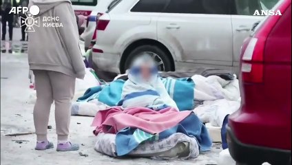 Danni e feriti nella regione di Kiev, i soccorritori al lavoro