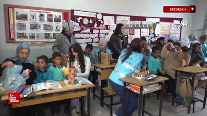 Erzincan'da genç gönüllüler atkı ve bere örerek çocukları ısıtıyor