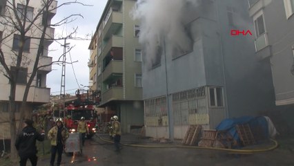 Çekmeköy'de 3 katlı binada yangın