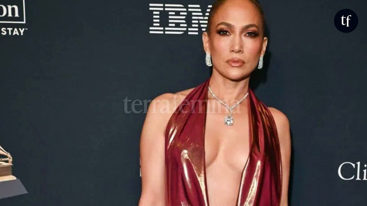 "À couper le souffle", "Quel corps !" : Jennifer Lopez enflamme Instagram dans une robe rouge moulante qui dévoile ses courbes