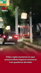 ⚠️🚗 Un conductor presuntamente se quedó dormido al volante y fue captado en video justo en el momento en que se imp@ctó contra una luminaria.