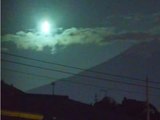 Wie ein Weihnachtsstern: Meteor erhellt Nachthimmel über Berg Fuji