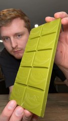 Tablette de chocolat Matcha Fraise de chez Lindt 🍵🍓Je pense que je préfère quand même la version Dubai Style… mais la Tokyo Style est vraiment pas mal du tout ✨😍🎉Et toi, t’es plus pistache ou matcha ? 🍵