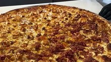 Fried chicken and bacon pizza 😮‍💨