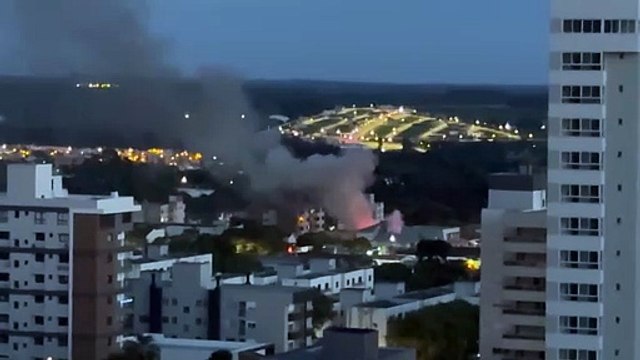 Morador registra incêndio que destruiu fábrica de móveis rústicos no Paraná