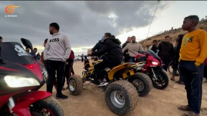 سباق للدراجات النارية بمحاذاة ممر نتساريم في قطاع غزة... مشهد يعكس دلالات كبيرة