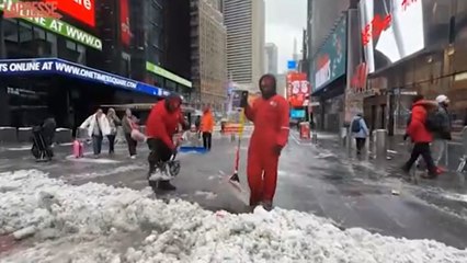 New York paralizzata da una tempesta di neve