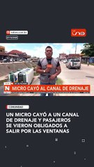 Un micro cayó a un canal de drenaje y quedó inclinado dentro de la estructura, lo que obligó a los pasajeros a salir por las ventanas para abandonar el vehículo.