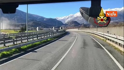 In fiamme il tetto della piscina comunale di Susa (Torino), l'intervento dei vigili del Fuoco