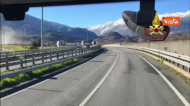 In fiamme il tetto della piscina comunale di Susa (Torino), l'intervento dei vigili del Fuoco