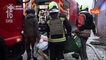 Attacco russo su Kiev, droni e missili contro i grattacieli. Le immagini dei soccorsi