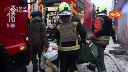 Attacco russo su Kiev, droni e missili contro i grattacieli. Le immagini dei soccorsi