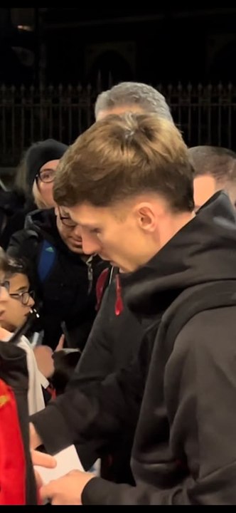 Milan-Verona, rossoneri in ritiro al Melià. Foto e autografi per i tifosi presenti | VIDEO