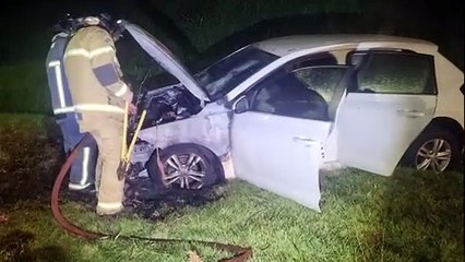 Carro pega fogo após colisão frontal na marginal da PRc-467, em Cascavel