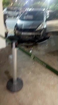 Motorista perde controle de carro e vai parar em porta de shopping em Maceió