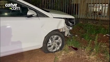 Hb20 atinge carro estacionado no bairro Cancelli, em Cascavel