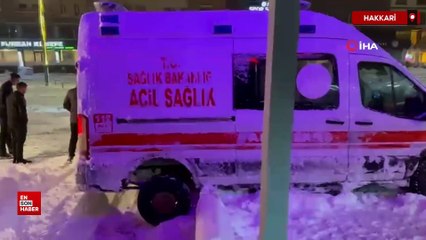 Hakkari’de yoğun kar nedeniyle ambulans yolda mahsur kaldı