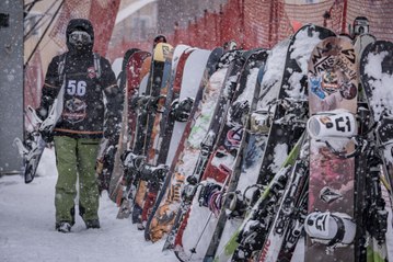 Palandöken’de yoğun kar yağışı altında kayak keyfi