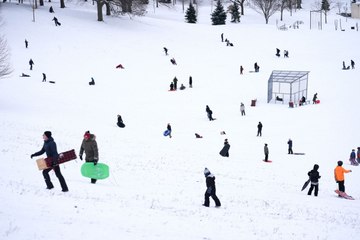 Toronto’da kar yağışı parklarda eğlenceye dönüştü