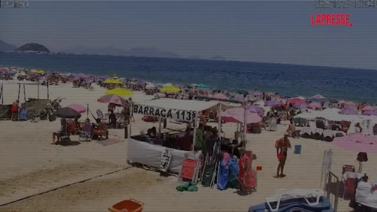Aereo pubblicitario precipita in mare davanti alla spiaggia di Copacabana, in Brasile: il video