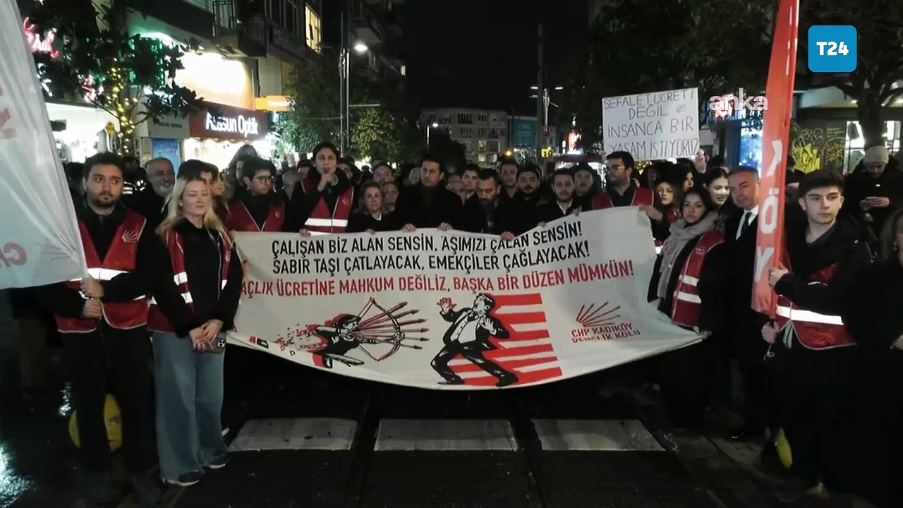 CHP Kadıköy Gençlik Kolları, Kadıköy’de asgari ücreti protesto etti: Asgari ücret sadaka değil, haktır