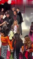 Gülben Ergen başörtülü kadının elini tutmadı mı?