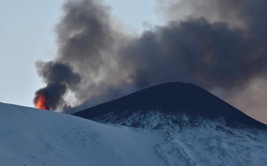 Etna in eruzione "stop and go": le incredibili immagini delle fontane di lava alte 400 metri