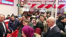İndirimi duyan akın etti! Metrecelerce kuyruk...