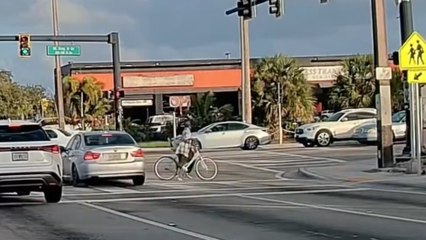 Ciclista attraversa col rosso e sfiora la tragedia: l’auto lo evita e finisce fuori controllo