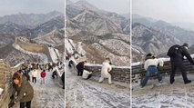 Neve e ghiaccio sulla Grande Muraglia: il monumento simbolo della Cina si trasforma in una trappola scivolosa