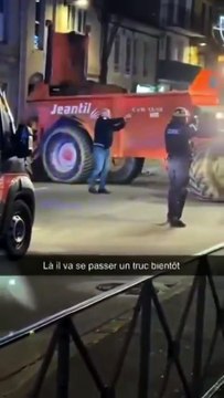 Auch : Les images spectaculaires et polémiques de policiers qui sortent leurs armes face à un agriculteurs au volant de son tracteur qui asperge la façade de La Dépêche du Midi