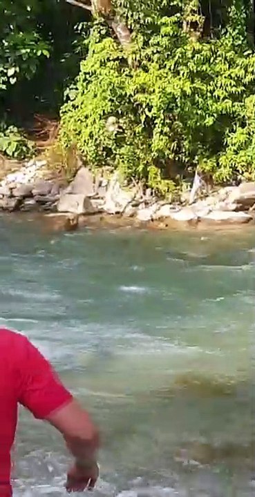cast netting in Nepal | himalayan trout fishing with handmade cast net |