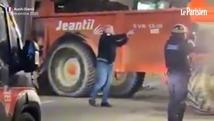 Colère des agriculteurs : des policiers sortent leur arme pour stopper un tracteur à Auch