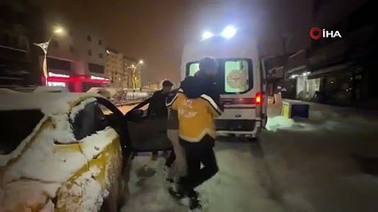 Taksi şoförünün dikkati hayat kurtardı! Kalp krizi geçiren genci sağlık ekiplerine ulaştırdı