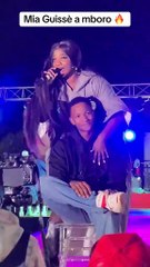 Mia Guissé avec un jeune homme un plein show : La séquence qui fait jaser