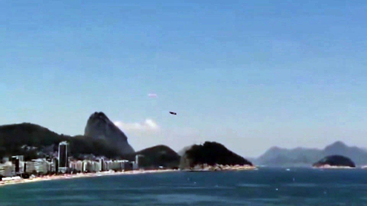 Um avião de pequeno porte (ultraleve) caiu no mar de Copacabana no começo da tarde deste sábado (27)
