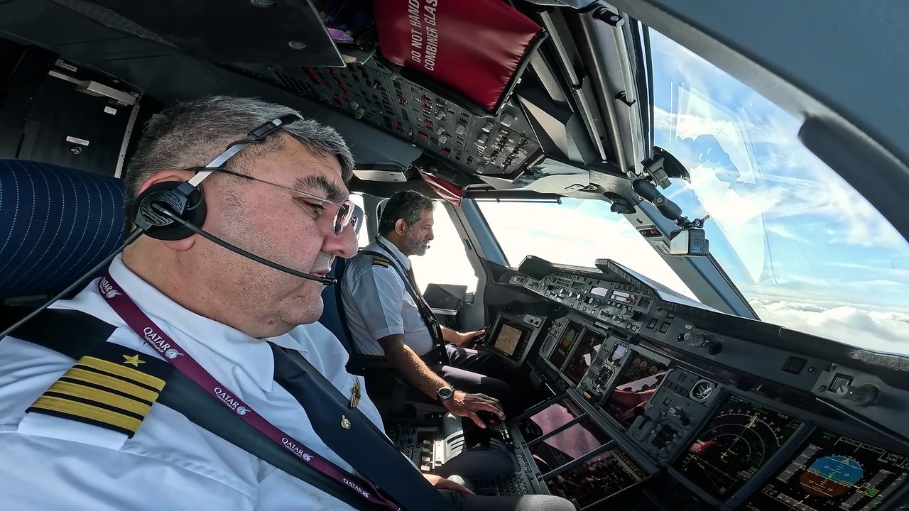 Beautiful landing in London, England (4K)