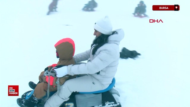 Bursa Uludağ'da yoğun kar; pistlerde tatilci yoğunluğu