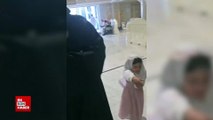 Umre'ye giden bir Türk, mescide girerken Filistin bayraklı rozetinin almınması üzerine görevlilerle tartıştı