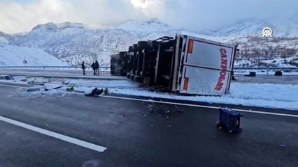 Diyarbakır kara yolunda sebze yüklü TIR devrildi